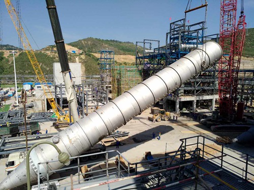 延能化項(xiàng)目聚丙烯 (PP) 裝置(D-304)脫氣倉(cāng)吊裝就位1.jpg