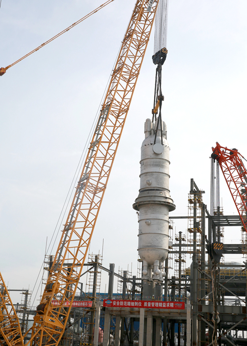 延能化項(xiàng)目甲醇裝置核心設(shè)備——合成塔順利吊裝 (3)_副本.jpg